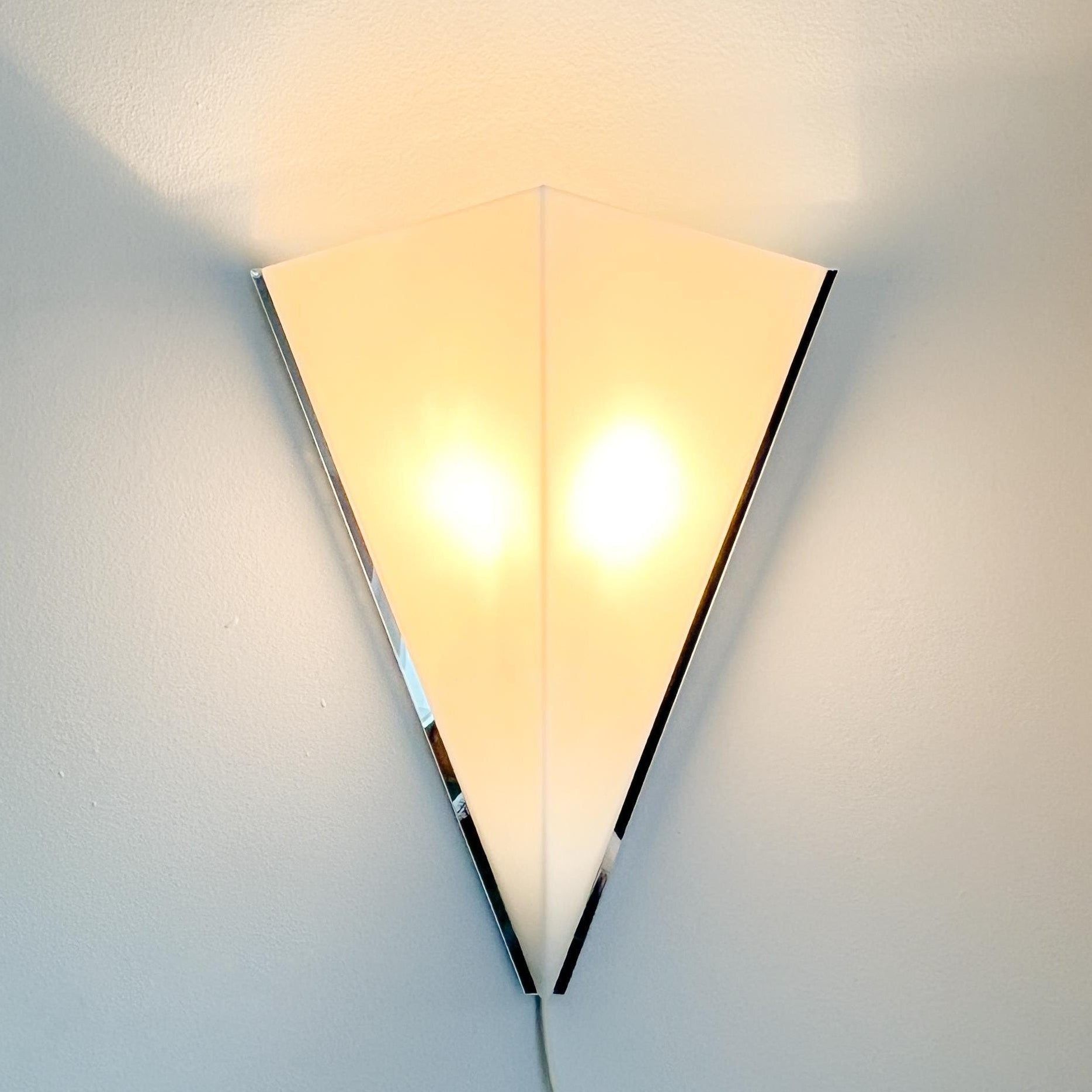 Dutch design vintage Harco Loor wall lamp with triangular plexiglass shade and chrome frame. By Vintagefindsbyrenata