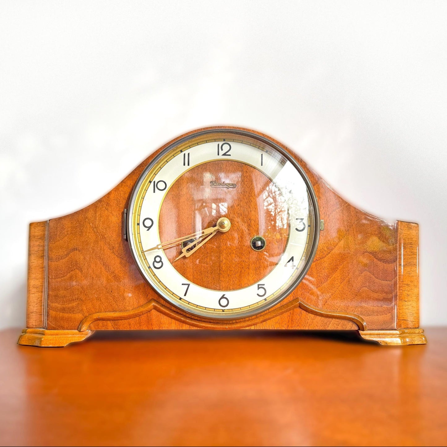 Mid-Century wooden table clock by Kieninger with brass details and convex glass. 