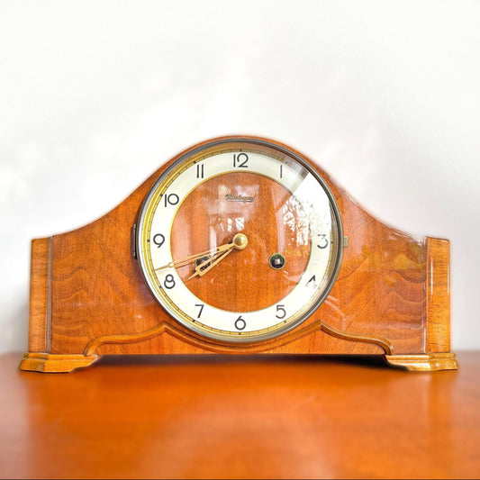 Mid-Century wooden table clock by Kieninger with brass details and convex glass. 