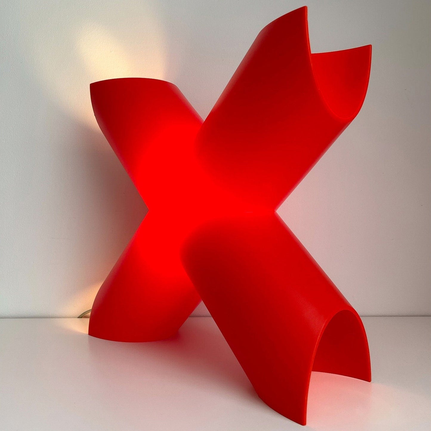 Protocol Paris design Cosi Come X lamp in red hard plastic, 1990s contemporary lighting. By Vintagefindsbyrenata